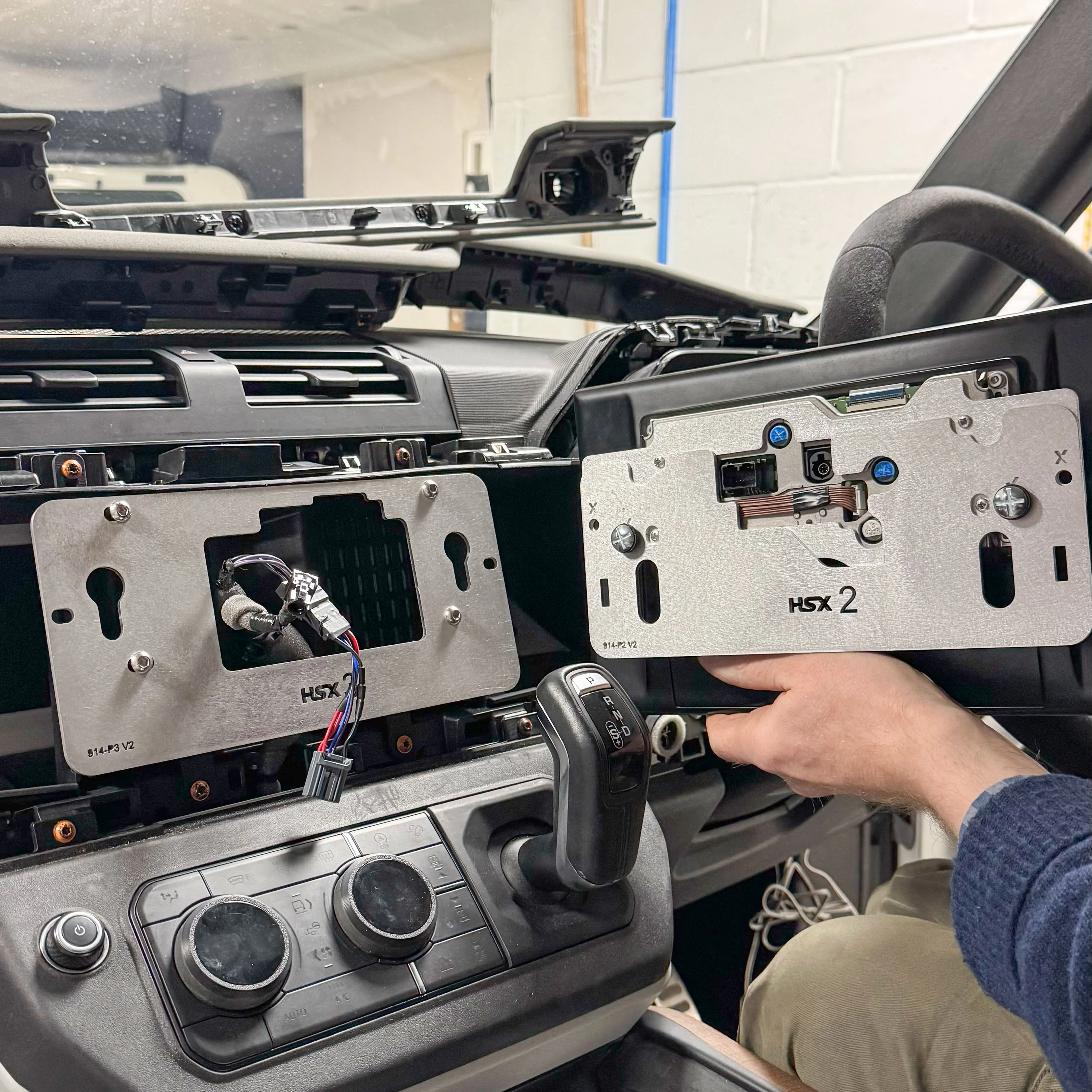 11.4" to 13.1" Infotainment Screen Kit for Land Rover Defender L663 (Brackets + Wiring Loom) - Image 8