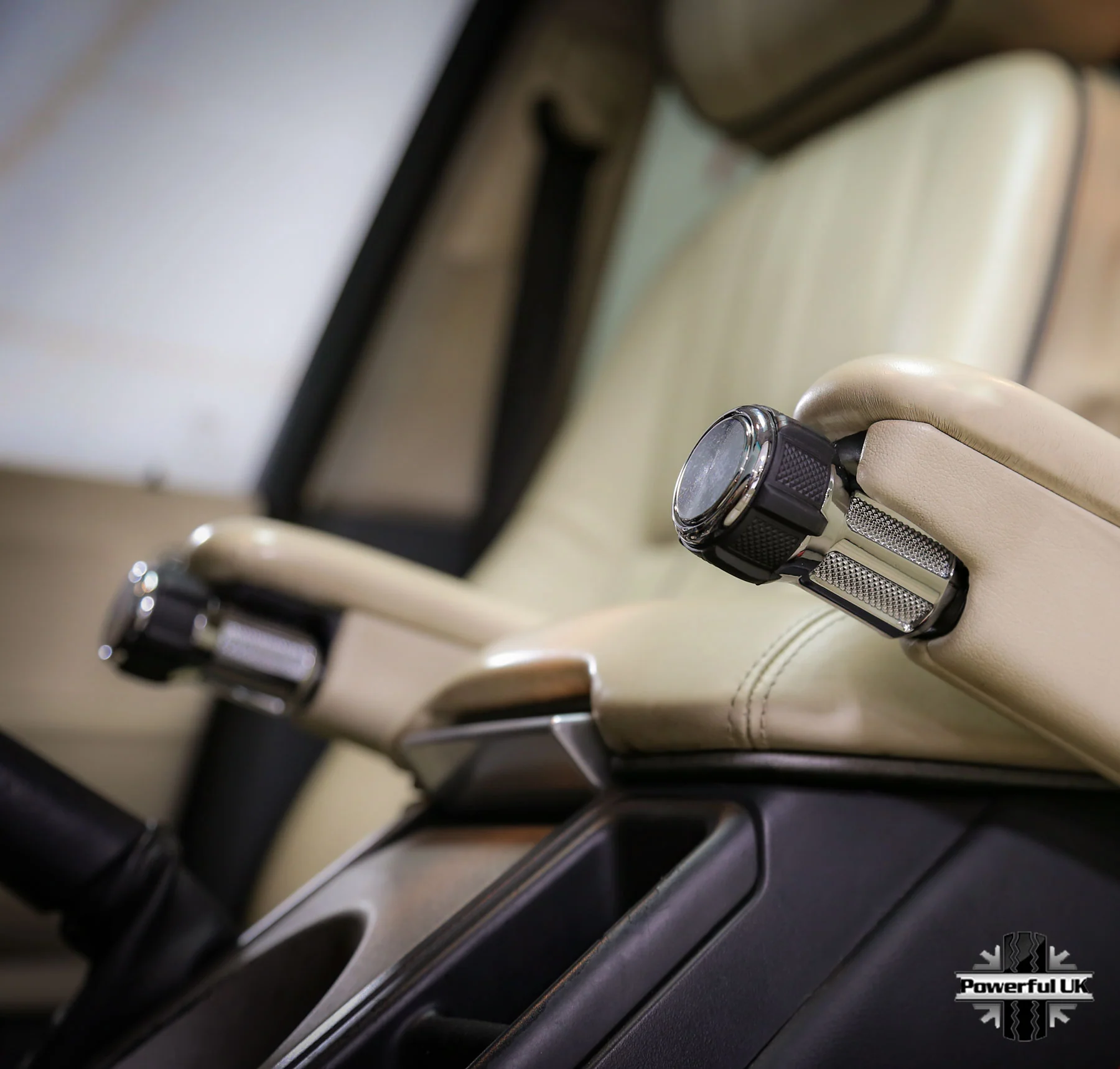 Adjusting Front Seat Arm Rest Knobs for Range Rover L322 - Image 2