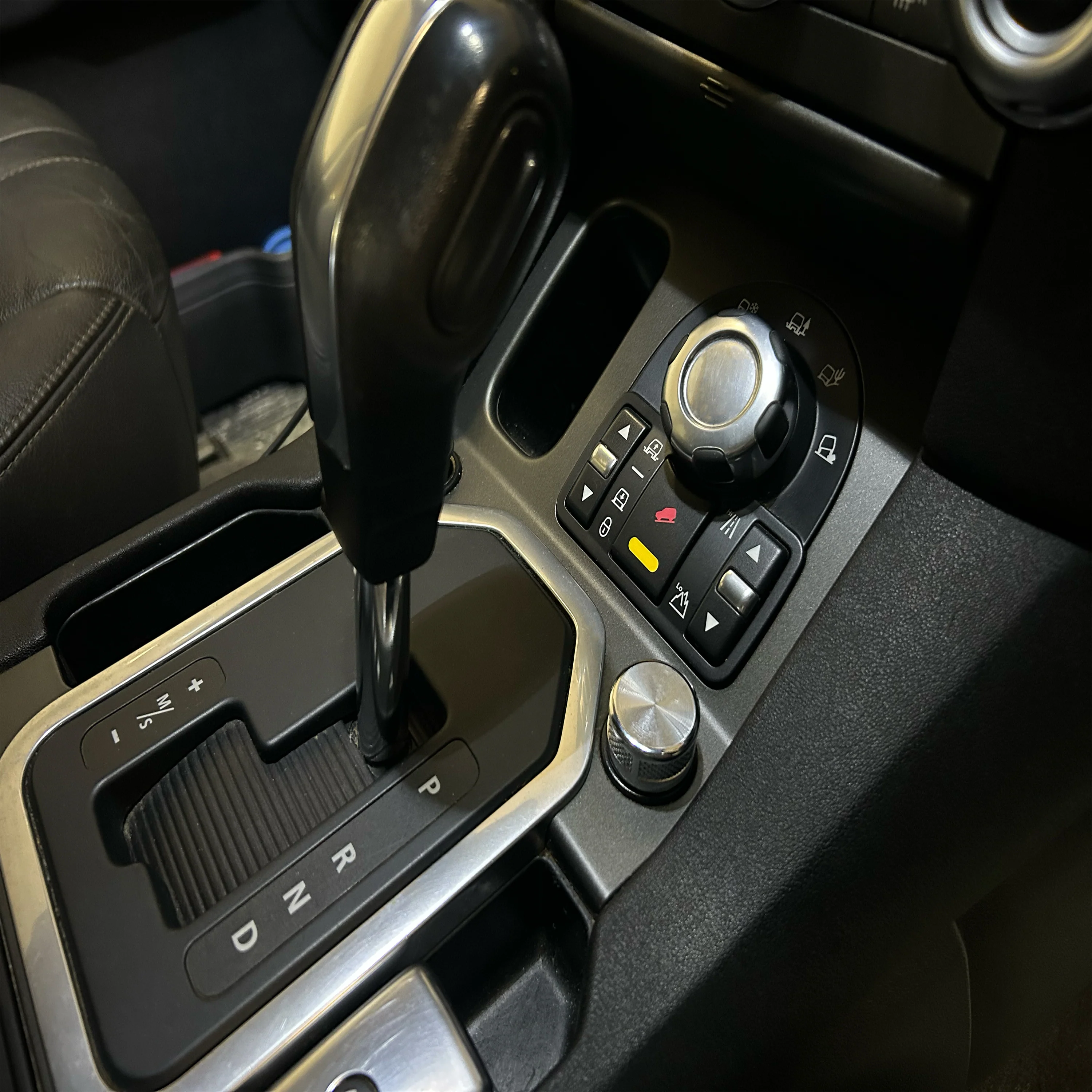 Autobiography Style Chrome Power Outlet Blanking Plug for Range Rover L322 - Image 3