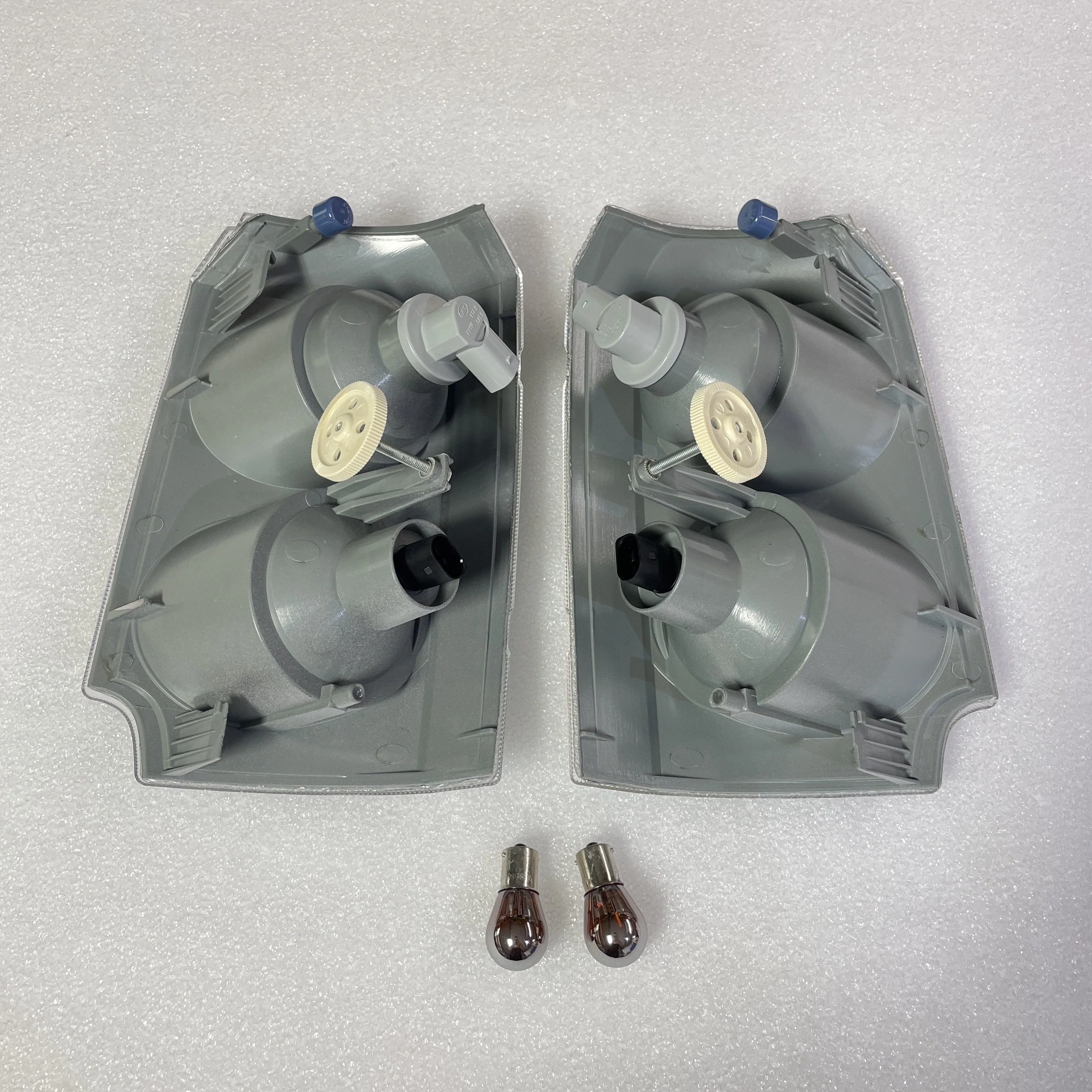 B-GRADE - Front Side Light / Indicator Assembly for Range Rover L322 - Clear Indicator/Silver Body - P - Image 3