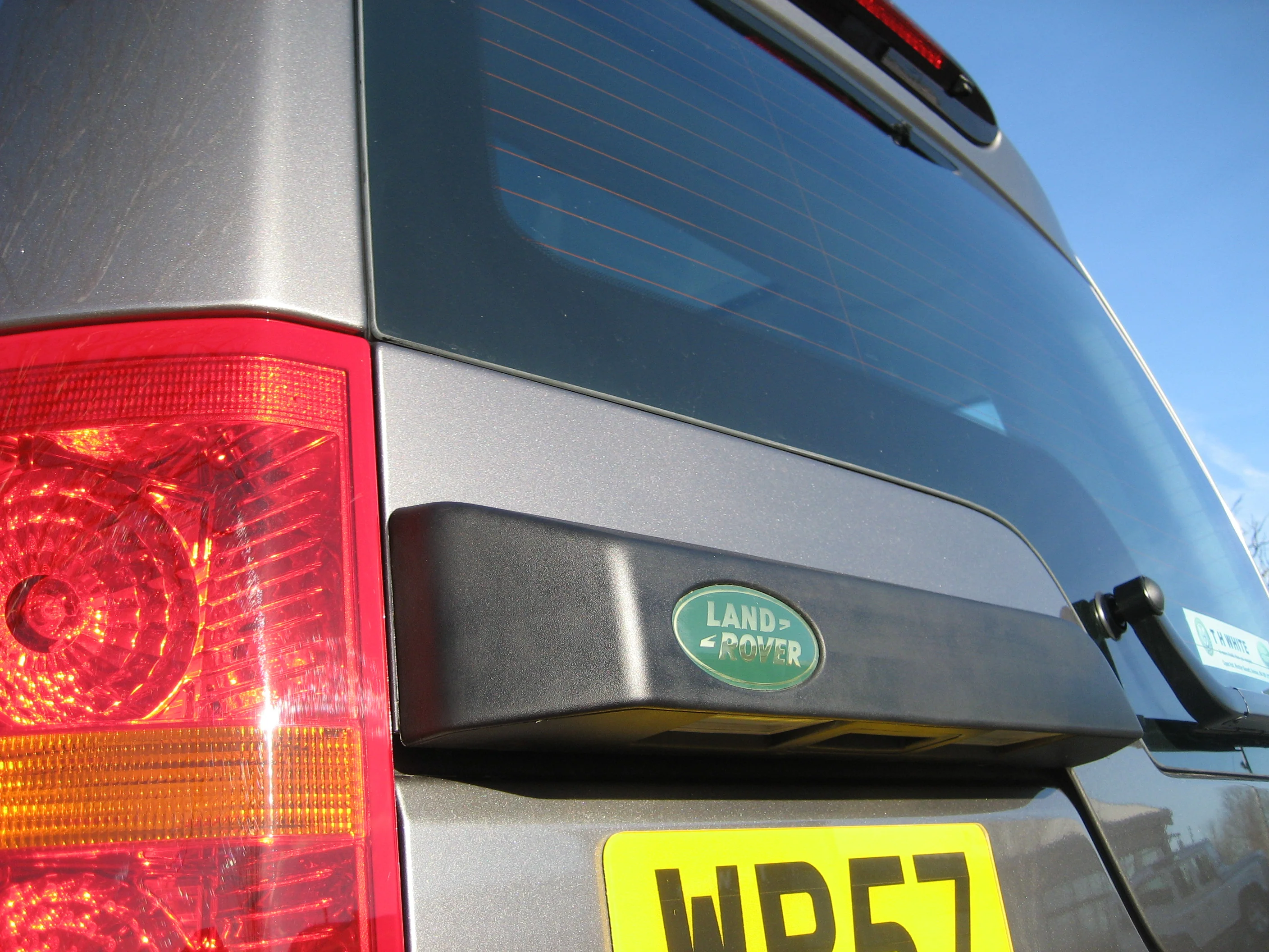Genuine Rear Door Handle Badge - Green & Gold - for Land Rover Discovery 3 & 4 - Image 7