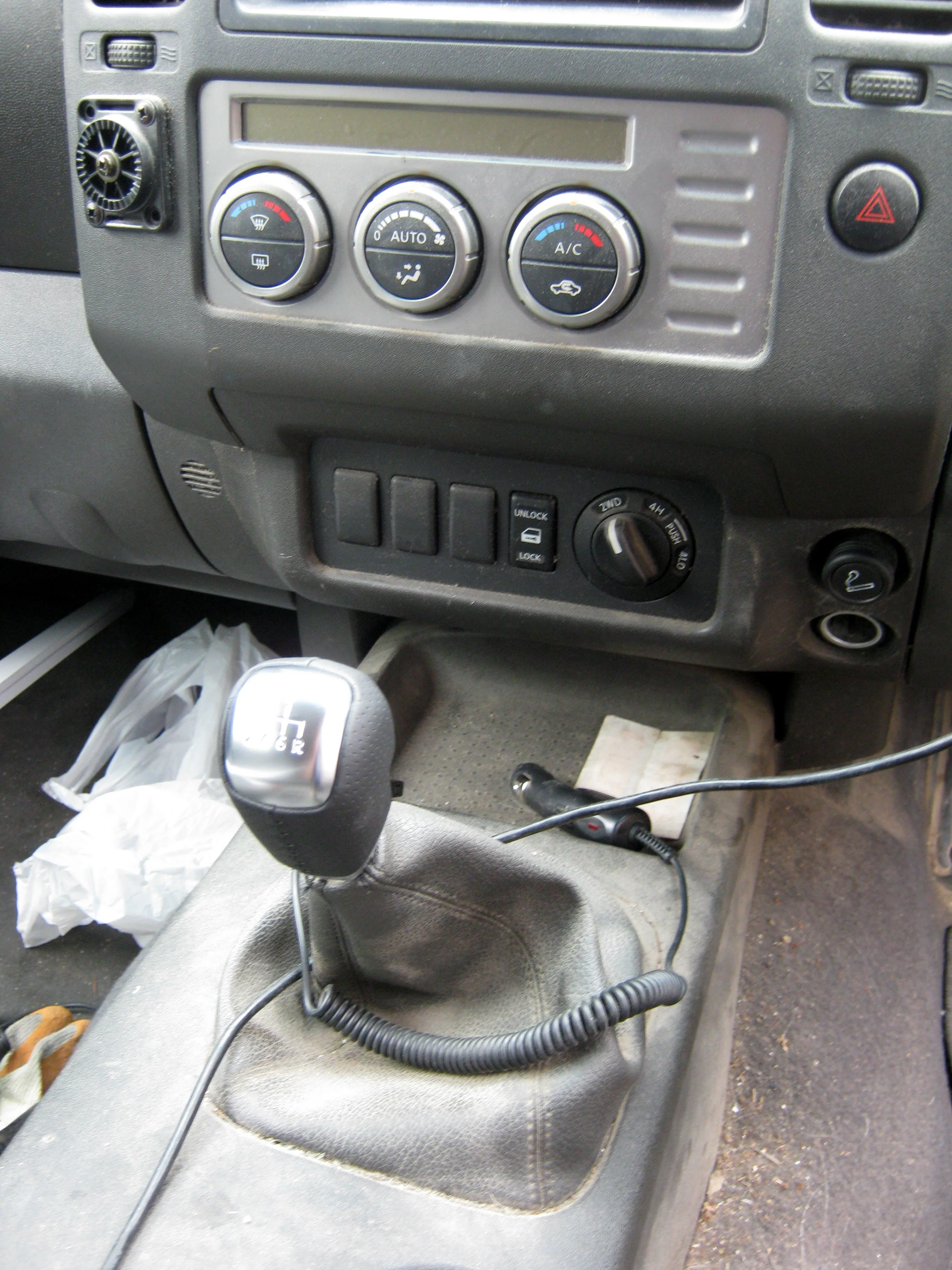 Manual Gear Knob - 6 Speed - Smooth Leather & Alloy for Nissan Navara D40 - Image 3