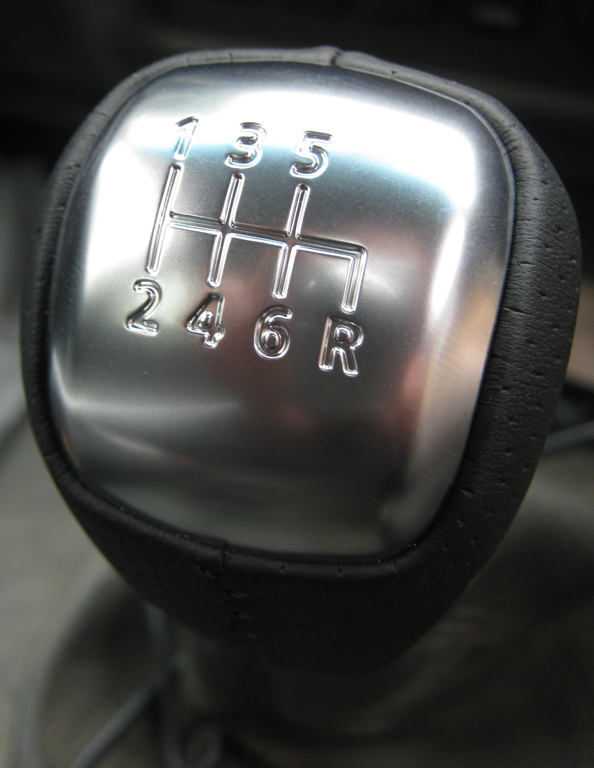 Manual Gear Knob - 6 Speed - Smooth Leather & Alloy for Nissan Navara NP300 - Image 3