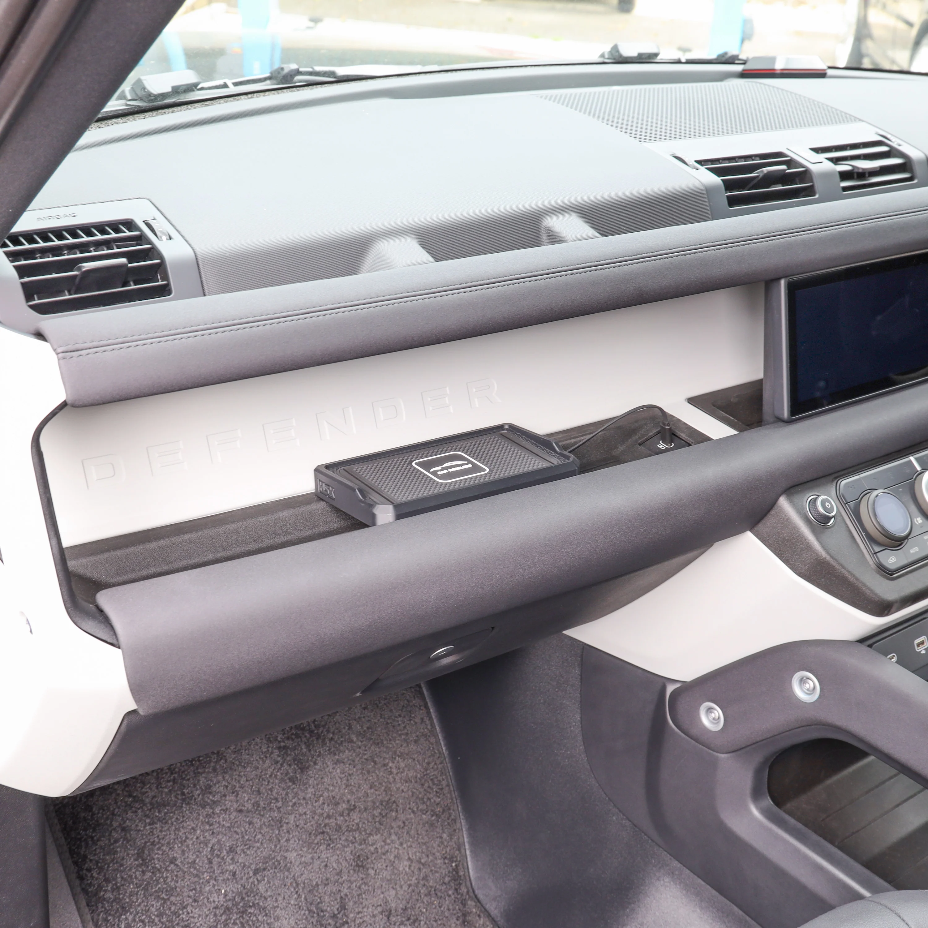 Passenger Side Wireless Phone Charging Tray for Land Rover Defender L663 (USB-A) - Image 6