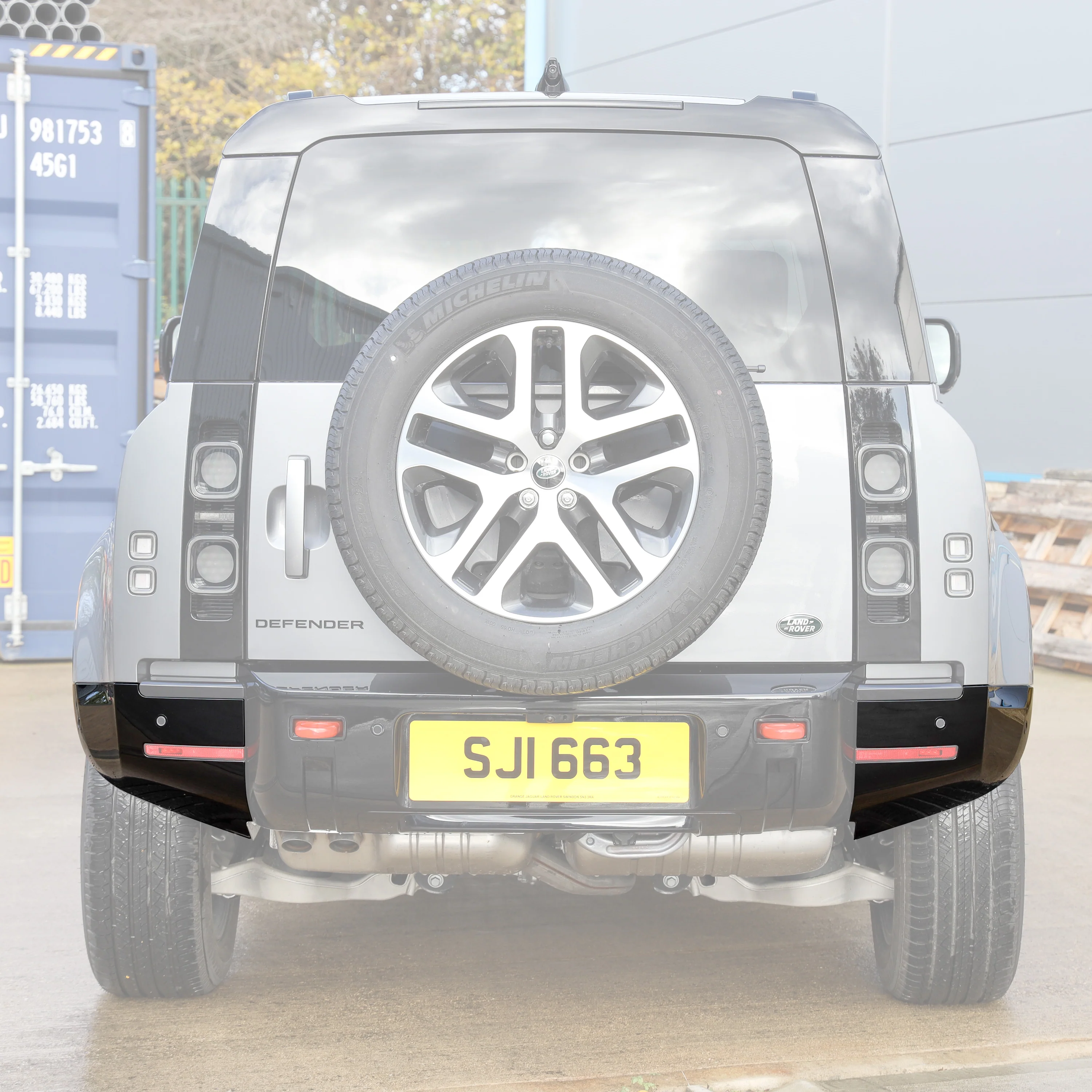 Rear Bumper Corner for Land Rover Defender L663 in Gloss Black - RIGHT - Image 4