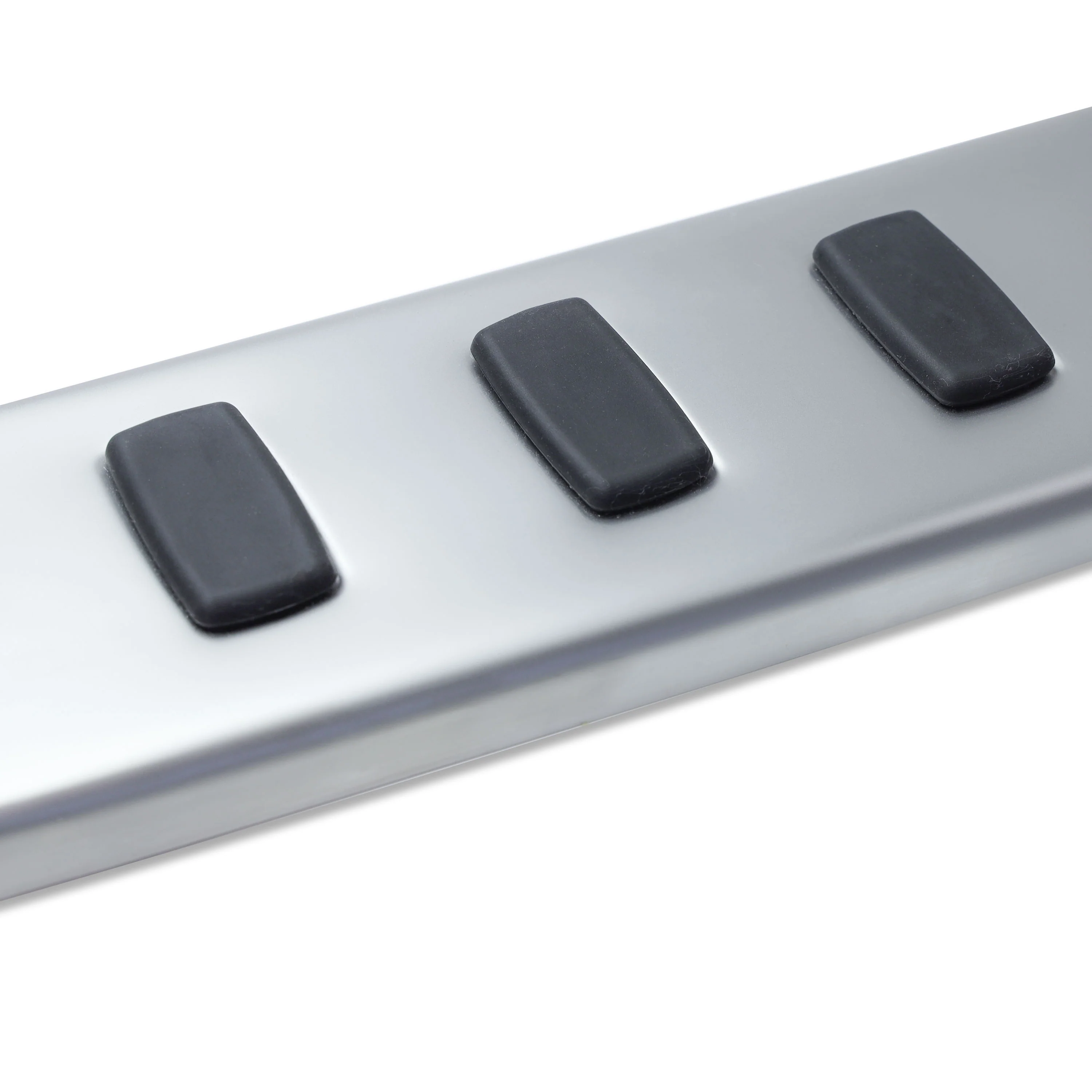 Stainless Rear Bumper Cover (with Rubber Grips) for Land Rover Discovery 3/4 - Image 5