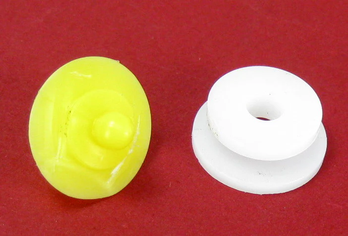 Yellow & White plastic wheel arch door moulding clips for Land Rover Freelander 2 - 10 pack - Image 4