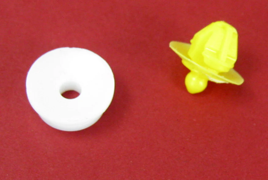 Yellow & White plastic wheel arch door moulding clips for Land Rover Freelander 2 - 10 pack - Image 5